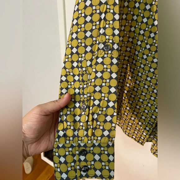 Women’s lightweight button down top with geometric pattern size medium - Picture 5 of 7